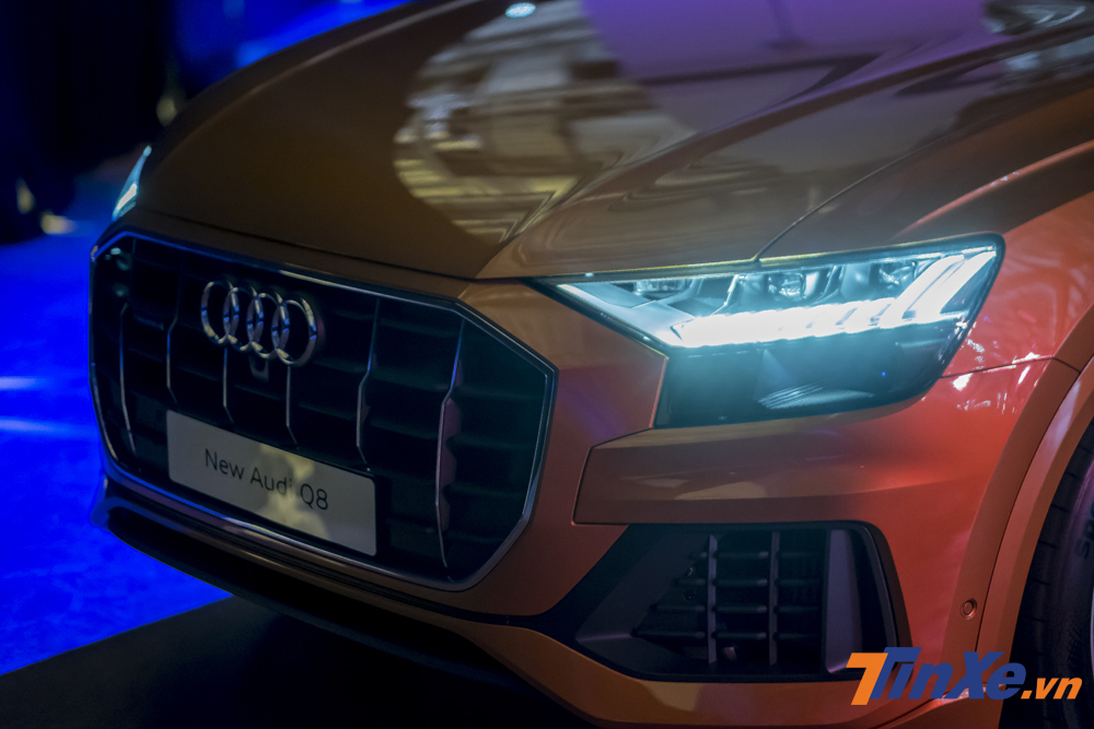 Nổi bật ở phần đầu xe chính là hệ thống đèn chiếu sáng được thiết kế ấn tượng của Audi A8 với nhiều tuỳ chọn từ đèn Full-LED hoặc đèn HD-Matrix LED. Với công nghệ LED, Audi Q8 nổi bật với một số tính năng như đèn tự động, tự điều chỉnh góc chiếu, Nổi bật ở phần đầu xe chính là hệ thống đèn chiếu sáng được thiết kế ấn tượng của Audi A8 với nhiều tuỳ chọn từ đèn Full-LED hoặc đèn HD-Matrix LED. Với công nghệ LED, Audi Q8 nổi bật với một số tính năng như đèn tự động, tự điều chỉnh góc chiếu,