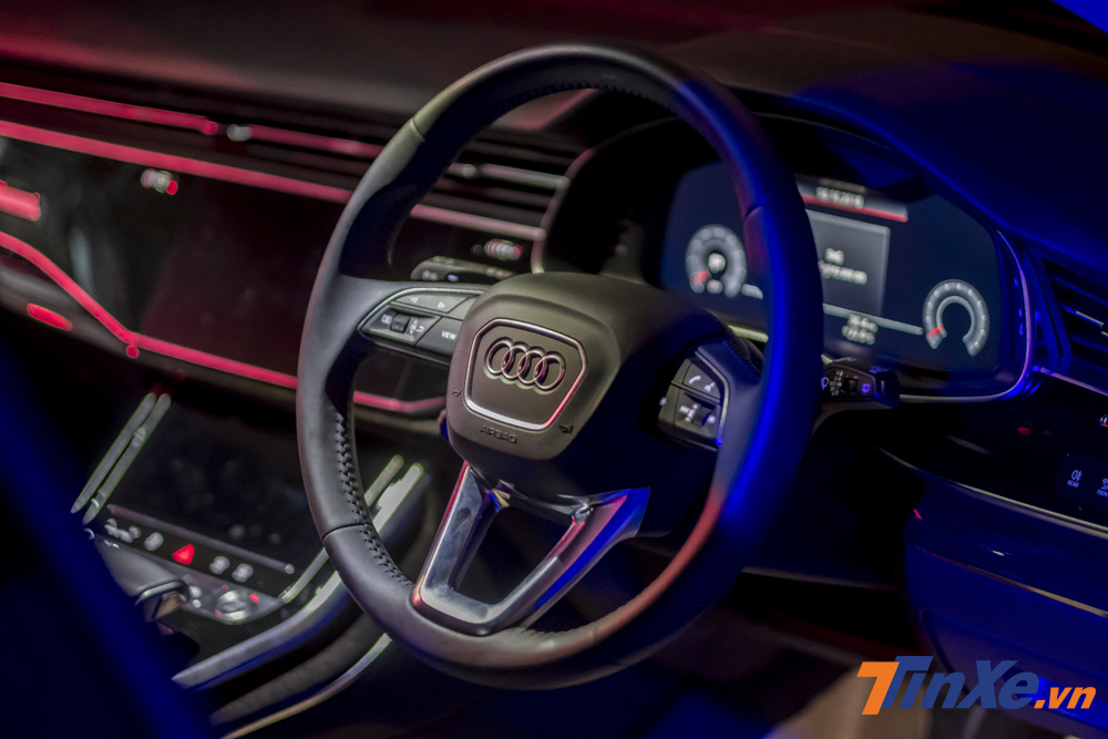 Nếu Audi A7 và A8 sử dụng vô-lăng 2 chấu thiết kế mới thì Audi Q8 vẫn là vô-lăng ba chấu thể thao thường thấy trên Audi trong suốt thời gian qua. Nếu Audi A7 và A8 sử dụng vô-lăng 2 chấu thiết kế mới thì Audi Q8 vẫn là vô-lăng ba chấu thể thao thường thấy trên Audi trong suốt thời gian qua.