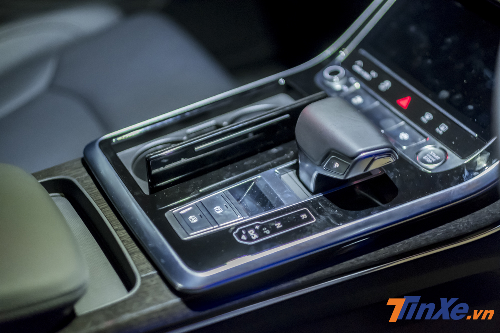 Một số nút bấm cơ vẫn còn trên Audi Q8 và có thể dễ dàng nhận ra xe được trang bị cần số điện tử cỡ lớn, phanh tay điện tử, chế độ Auto Hold. Một số nút bấm cơ vẫn còn trên Audi Q8 và có thể dễ dàng nhận ra xe được trang bị cần số điện tử cỡ lớn, phanh tay điện tử, chế độ Auto Hold.