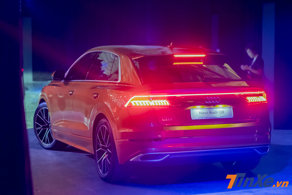 Phía sau Audi Q8 cũng là hệ thống đèn hậu dạng LED với thiết kế mới như đường LED liền mạch kéo dài ngang đuôi xe, đèn cảnh báo phanh dạng sọc dọc và đèn xi-nhan chạy tia. Phía sau Audi Q8 cũng là hệ thống đèn hậu dạng LED với thiết kế mới như đường LED liền mạch kéo dài ngang đuôi xe, đèn cảnh báo phanh dạng sọc dọc và đèn xi-nhan chạy tia.