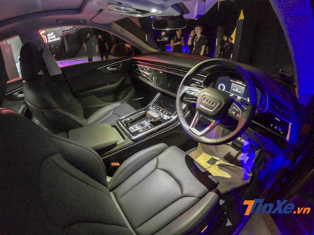 Cũng giống như hai người anh em Audi A7 và Audi A8 mới, Audi Q8 sở hữu không gian thiết kế nội thất mang hơi hướng tương lai với những màn hình cảm ứng đặt sau vô-lăng, vị trí trung tâm và bệ tì tay trung tâm. Cũng giống như hai người anh em Audi A7 và Audi A8 mới, Audi Q8 sở hữu không gian thiết kế nội thất mang hơi hướng tương lai với những màn hình cảm ứng đặt sau vô-lăng, vị trí trung tâm và bệ tì tay trung tâm.