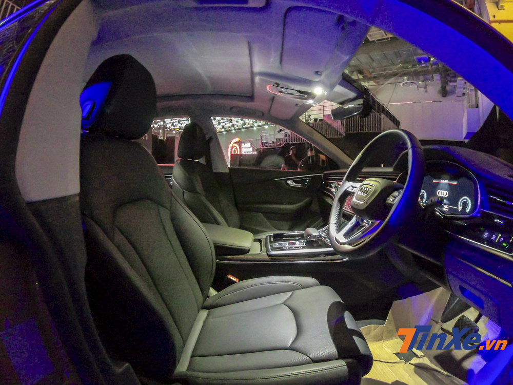 Không gian nội thất được bọc da cao cấp và cửa sổ trời toàn cảnh panorama là những điểm cộng của mẫu xe này. Không gian nội thất được bọc da cao cấp và cửa sổ trời toàn cảnh panorama là những điểm cộng của mẫu xe này.