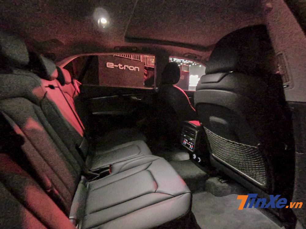 Với chiều dài trục cơ sở lớn, Audi Q8 mang lại một không gian rộng rãi cho hàng ghế thứ 2 phía sau. Với chiều dài trục cơ sở lớn, Audi Q8 mang lại một không gian rộng rãi cho hàng ghế thứ 2 phía sau.