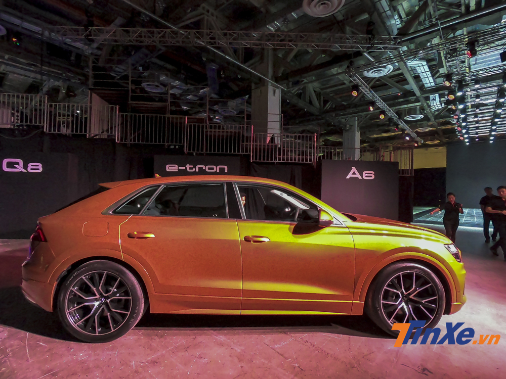 Audi Q8 còn có rất nhiều trang bị an toàn như hệ thống hỗ trợ sang đường, cảnh báo chệch làn đường, hỗ trợ kiểm soát hành trình thích ứng, cảnh báo vỉa hè, camera 360 độ và tính năng vào garage bằng điều khiển từ xa sẽ được áp dụng vào năm 2019. Audi Q8 còn có rất nhiều trang bị an toàn như hệ thống hỗ trợ sang đường, cảnh báo chệch làn đường, hỗ trợ kiểm soát hành trình thích ứng, cảnh báo vỉa hè, camera 360 độ và tính năng vào garage bằng điều khiển từ xa sẽ được áp dụng vào năm 2019.