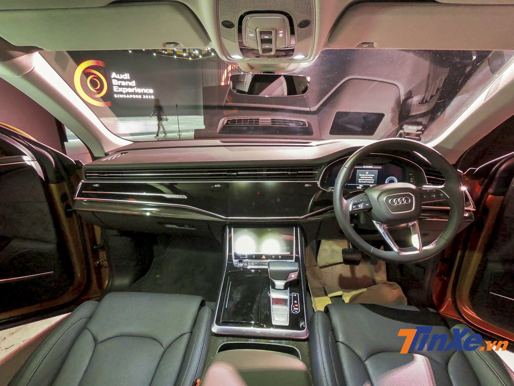 Audi Q8 tại thị trường Singapore sử dụng tay lái nghịch nên có một số điểm khác biệt về vị trị đặt các nút điều khiển so với Việt Nam. Audi Q8 tại thị trường Singapore sử dụng tay lái nghịch nên có một số điểm khác biệt về vị trị đặt các nút điều khiển so với Việt Nam.