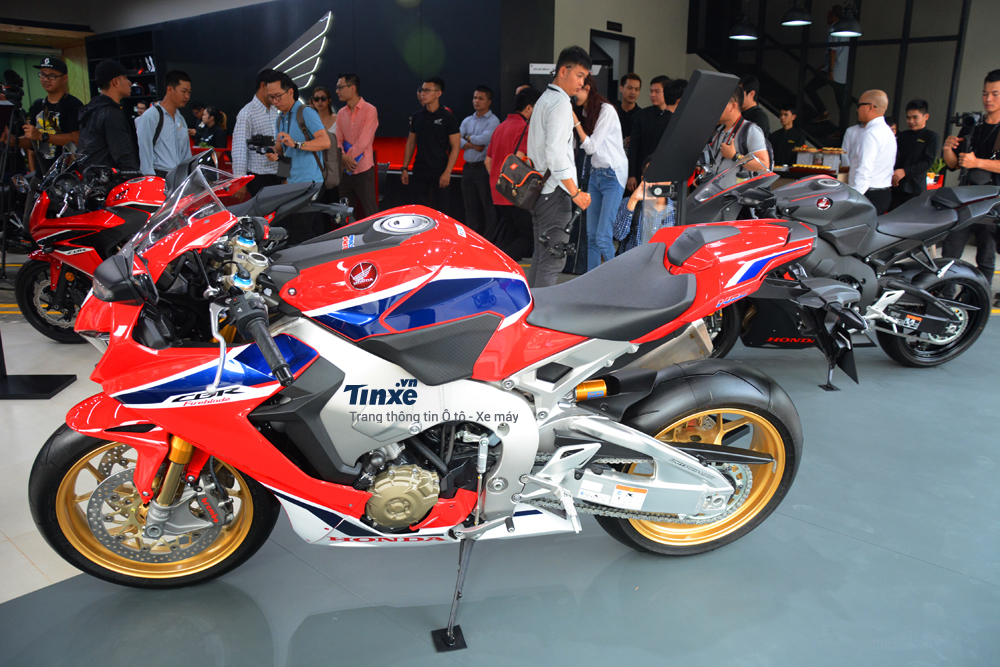 Honda Việt Nam đã khai trương showroom mô tô phân khối lớn đầu tiên của hãng tại Việt Nam Honda Việt Nam đã khai trương showroom mô tô phân khối lớn đầu tiên của hãng tại Việt Nam