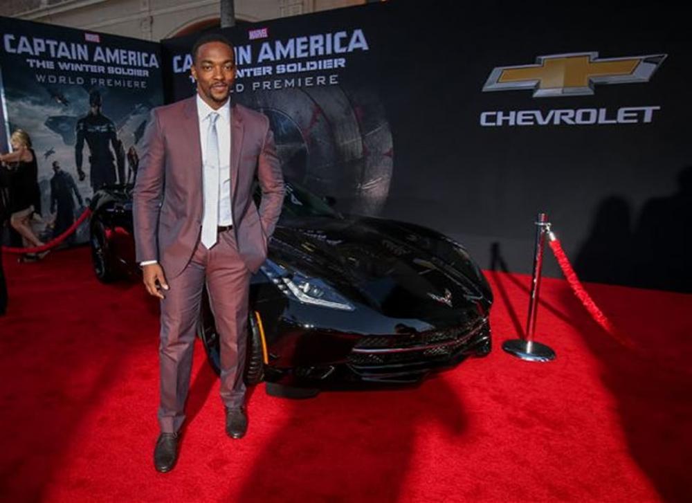 Anthony Mackie bên chiếc Chevrolet Corvette