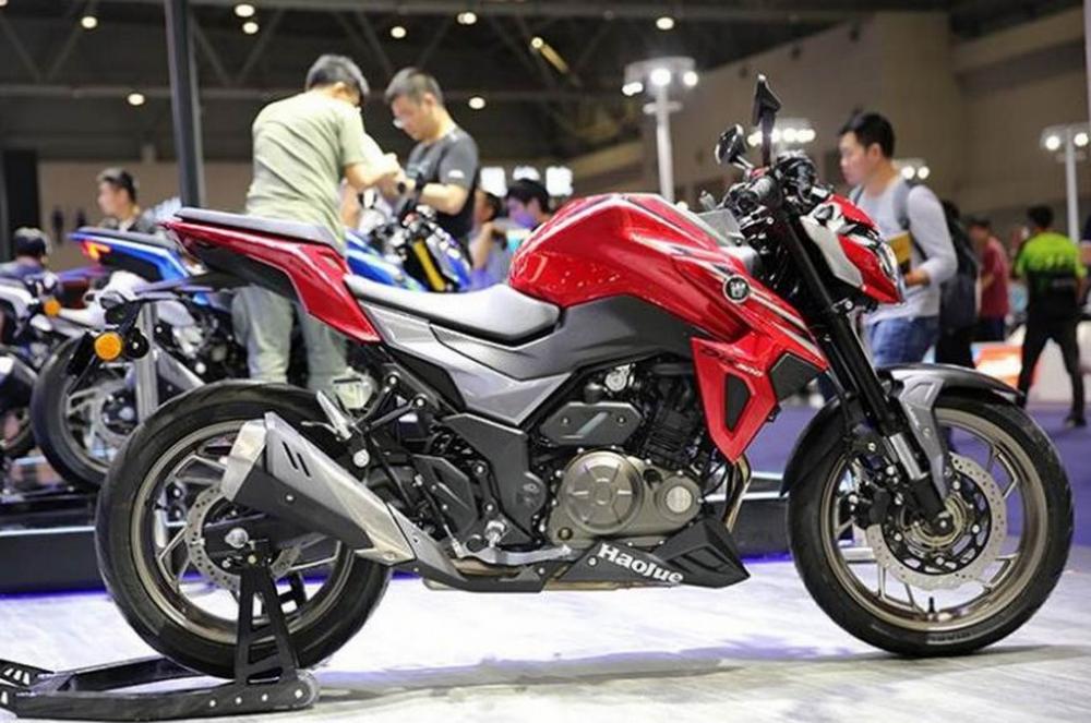 Suzuki GSXS-300 2019 có thiết kế rất bắt mắt