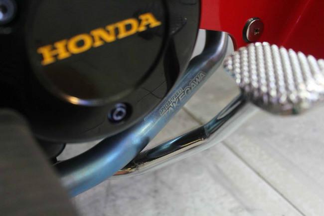 Cổ pô nguyên bản được thay bằng cổ titan của Takegawa