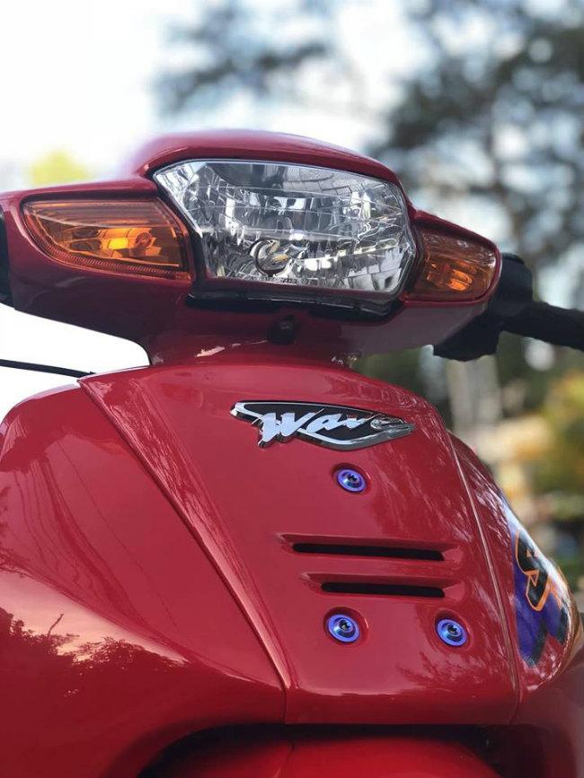 Dường như chiếc xe rất được chủ nhân yêu quý và chăm chú tút tát, giúp xe luôn giữ được vẻ sáng bóng như xe mới ở mọi chi tiết