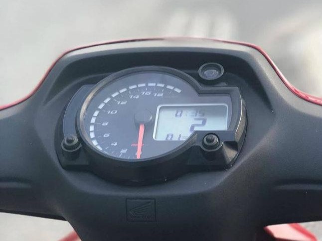 Đồng hồ nguyên bản được thay bằng đồng hồ độ Koso với đồng hồ analog hiển thị vòng tua máy và màn hình điện tử hiển thị cấp số và tốc độ của xe