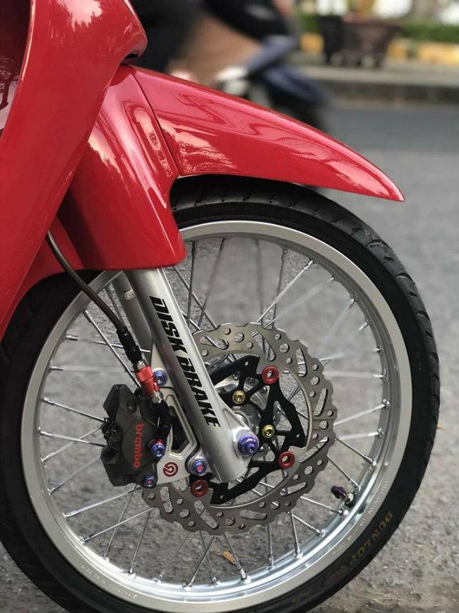 Dàn chân trước của xe sử dụng bộ vành nan Takegawa, phanh đĩa Braketech đi kèm heo Brembo Billet