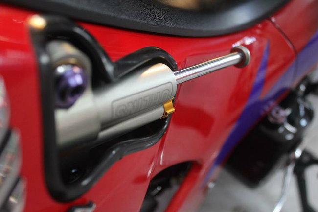 Trợ lực tay lái Ohlins giúp xe vận hành chắc chắn hơn trên những con đường xấu hoặc đi ở vận tốc cao