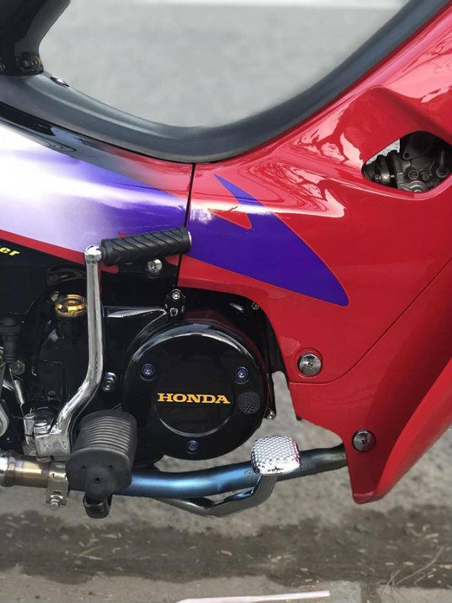 Nhiều bộ ốc ở các khu vực như bưởng máy hay đĩa phanh được thay bằng ốc titan Proti