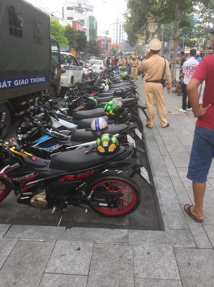 Lực lượng cảnh sát cùng xe chuyên dụng đã tới thu giữ và lập biên bản 43 chiếc xe Suzuki Raider Lực lượng cảnh sát cùng xe chuyên dụng đã tới thu giữ và lập biên bản 43 chiếc xe Suzuki Raider