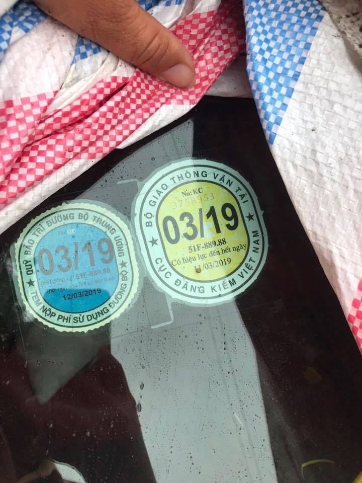 Hình ảnh chụp tem đăng kiểm của chiếc Ferrari 488 GTB đã hé lộ biển số xe hoàn chỉnh