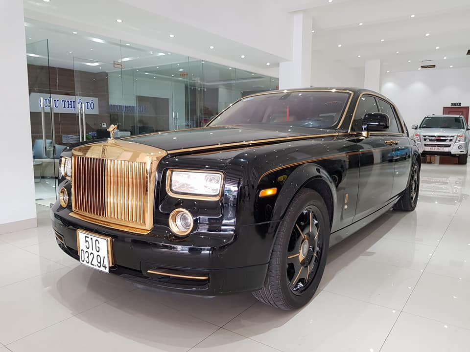 Rolls-Royce Phantom mạ vàng do thợ Việt độ bản Rồng bất ngờ xuất hiện tại công ty ô tô Hà Nội