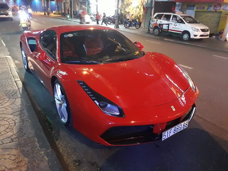Chiếc Ferrari 488 GTB thuộc sở hữu Tuấn Hưng khi chưa gặp nạn