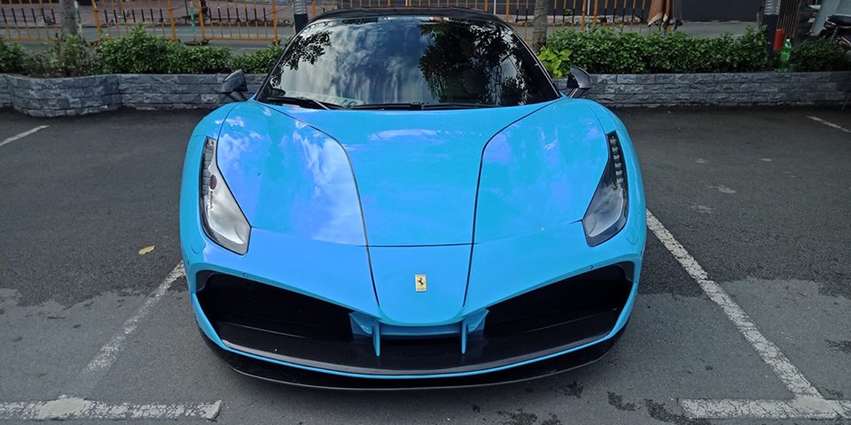 Ferrari 488 GTB SVR độc nhất Việt Nam có màu đỏ nhưng đã được chủ nhân cho thay áo màu xanh ngọc của Hoàng thân Qatar