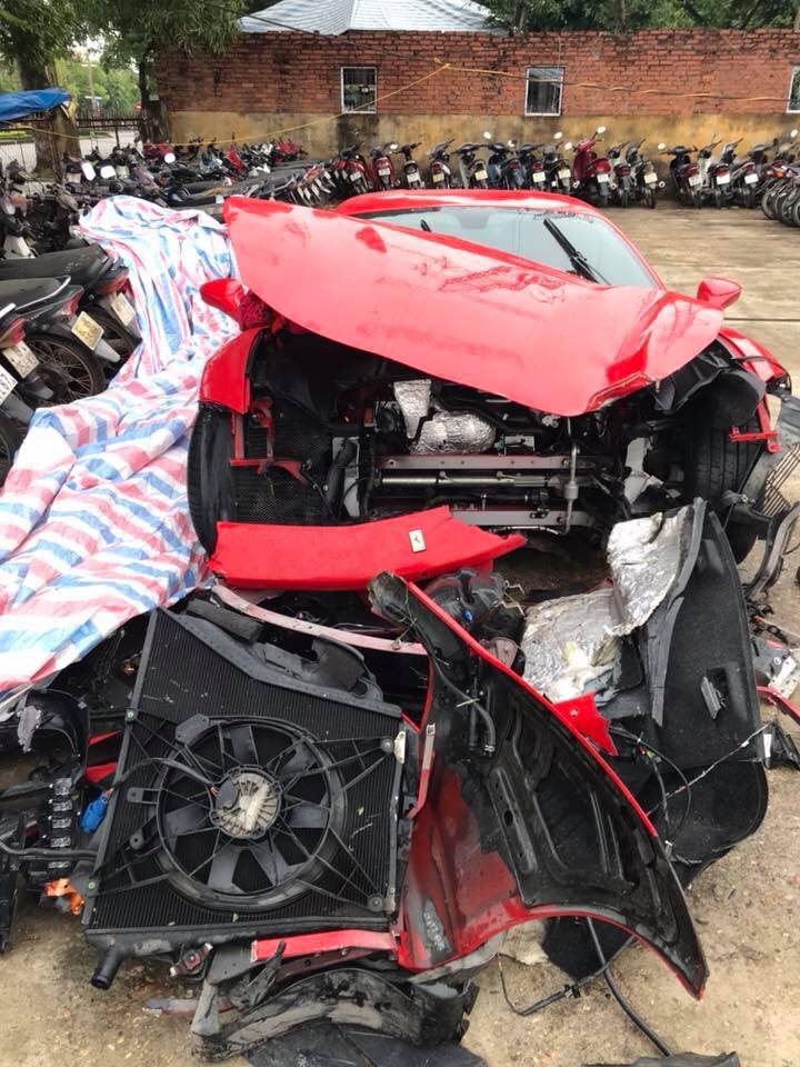 Siêu xe Ferrari 488 GTB của Tuấn Hưng hư hỏng nặng đầu xe trong vụ tai nạn xảy ra vào ngày 3h sáng ngày 16/10