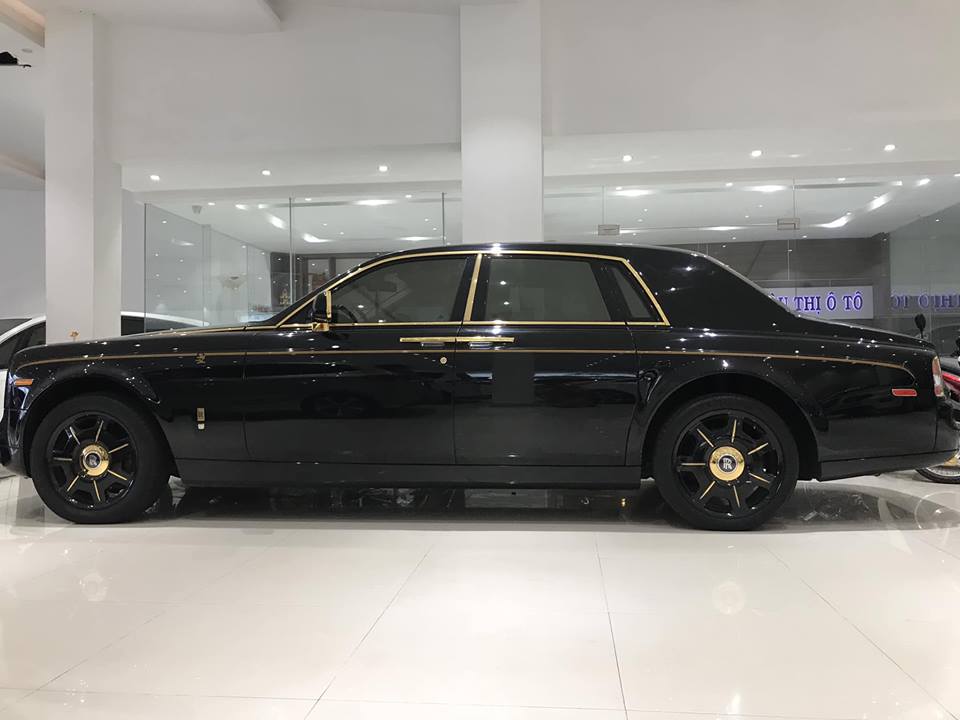 Rolls-Royce Phantom mạ vàng do thợ Việt lên đời bản Rồng đang được rao bán tại công ty ô tô Hà Nội nằm trên Quốc lộ 13, Tp.HCM