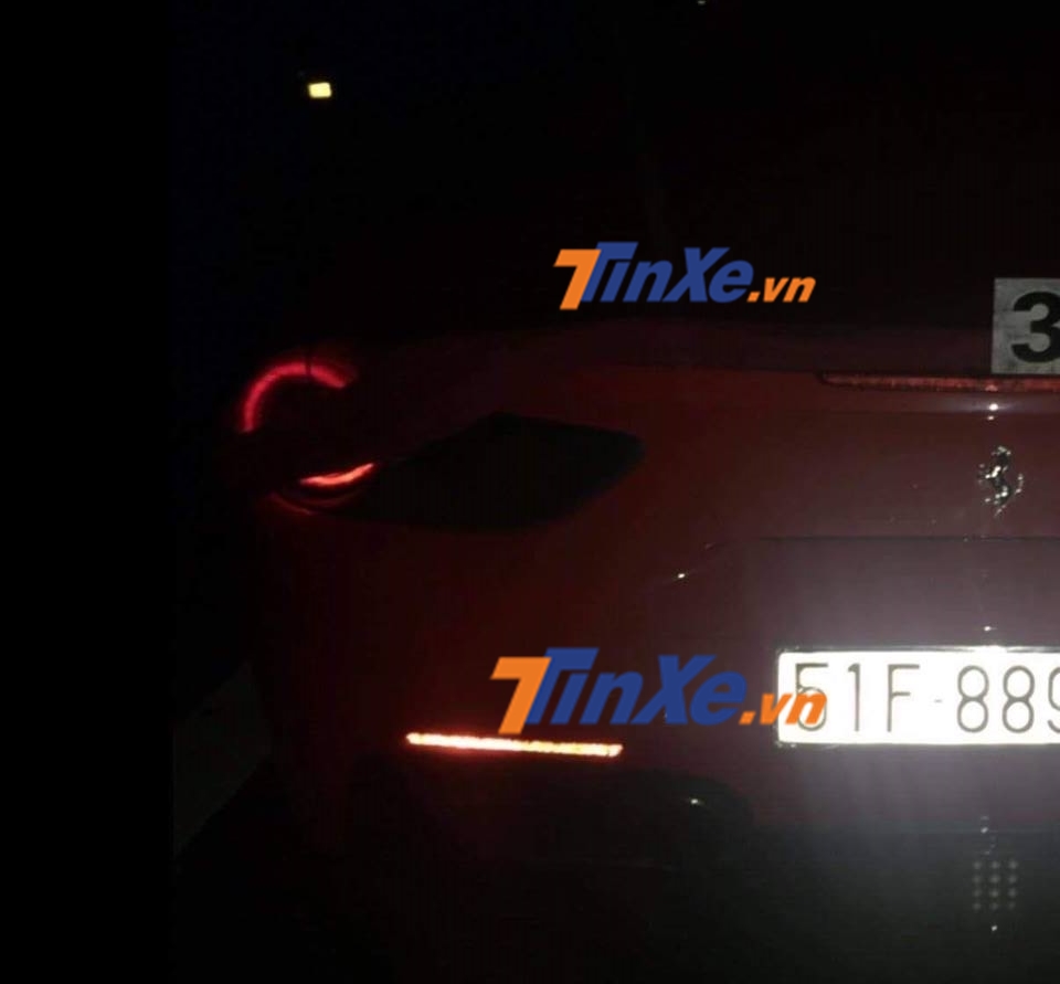 Một phần biển số của siêu xe Ferrari 488 GTB màu đỏ gặp nạn bị lộ có thể khẳng định siêu ngựa này của nam ca sĩ Tuấn Hưng