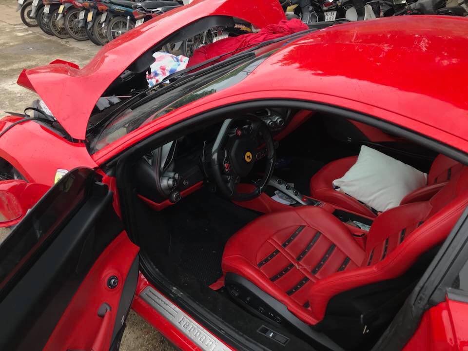 Khoang lái siêu xe Ferrari 488 GTB của Tuấn Hưng lúc gặp nạn không có túi khí nào được bung ra