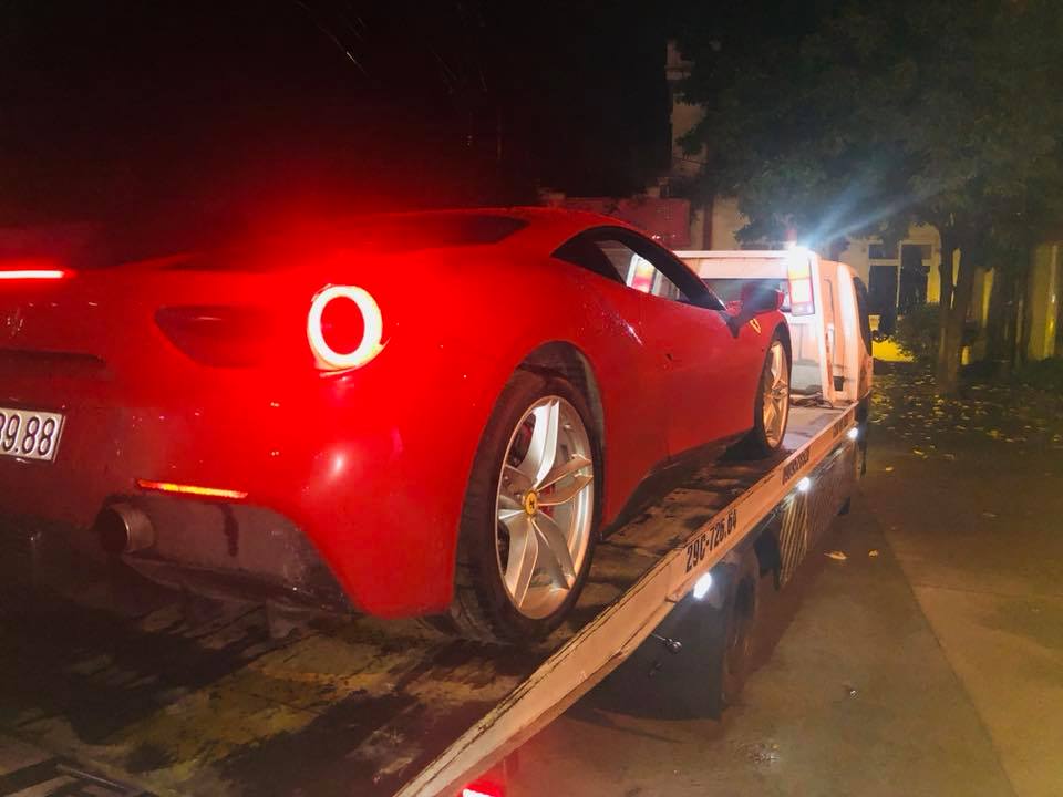 Chiếc Ferrari 488 GTB của Tuấn Hưng được xe cứu hộ chở về Hà Nội khi gặp nạn tại Ninh Bình