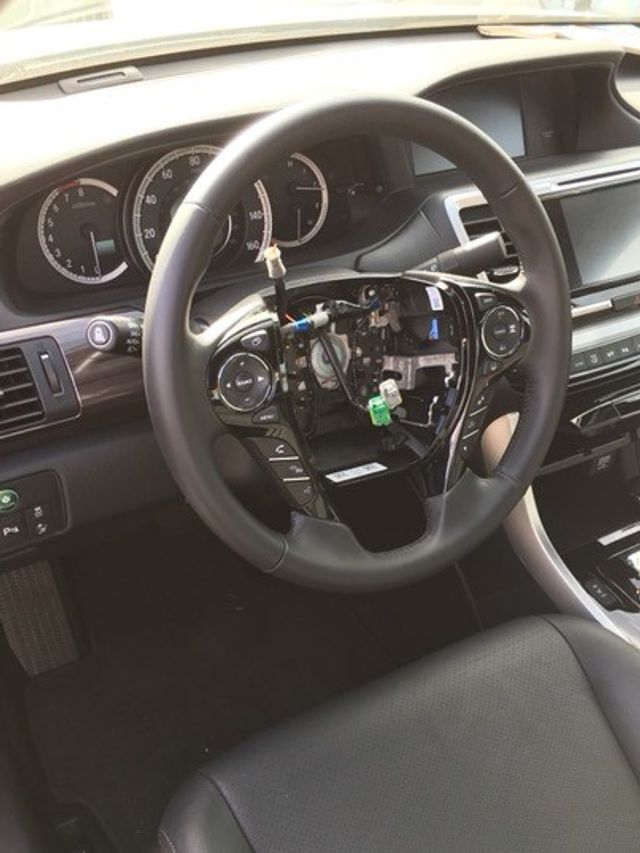 Chiếc Honda Civic 2017 bị ăn trộm túi khí người lái