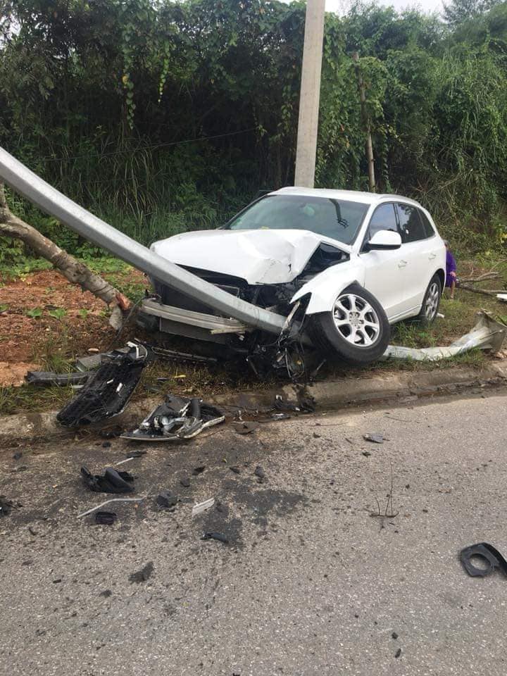 Chiếc Audi Q5 bị vỡ nát đầu xe sau tai nạn