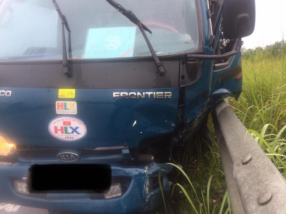 Chiếc ô tô tải đâm tiếp vào dải ta-luy bên đường sau khi va chạm với Audi A4