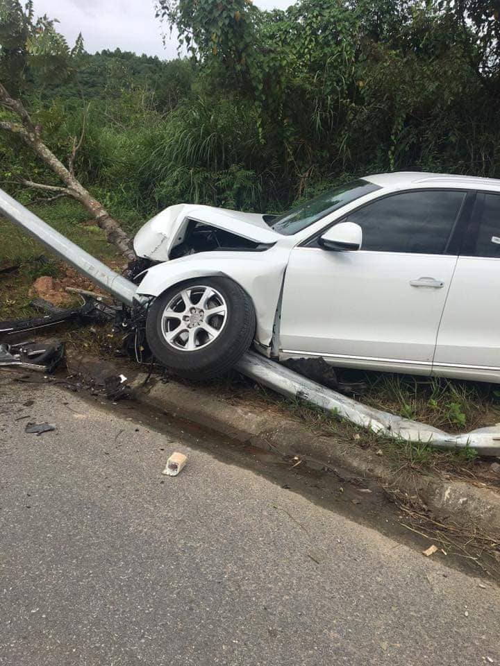 Chiếc Audi Q5 hạ gục cột đèn và một gốc cây bên đường