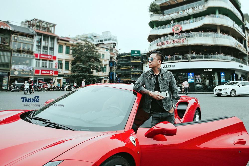 Tuấn Hưng chụp ảnh bên chiếc Ferrari 488 GTB của mình vào hồi đầu năm nay