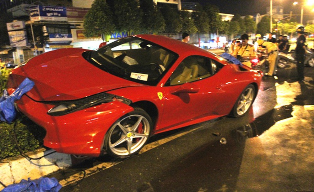 Tai nạn của một chiếc siêu xe Ferrari 458 Italia màu đỏ tại đường Điện Biên Phủ vào lúc 23h50 ngày 23/8/2015
