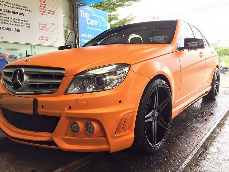 Mercedes-Benz C200 đời cũ của Tuấn Hưng có màu sơn cam nhám và body kit của hãng độ Wald