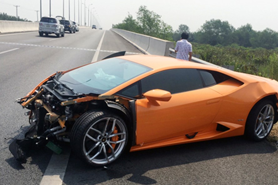 Vụ tai nạn vào ngày 3/3/2016 của siêu xe Lamborghini Huracan LP610-4 màu cam trên cao tốc Long Thành - Dầu Giây đã khiến phần đầu siêu bò này hư hỏng nghiêm trọng