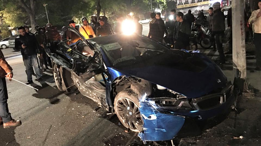 Cũng nằm trong top những tai nạn siêu xe tại Việt Nam như phim hành động Hollywood chính là chiếc xe thể thao hybrid BMW i8 màu xanh dương độc nhất Việt Nam
