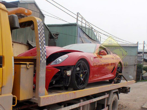 Hình ảnh siêu xe Ferrari 599 GTB độc nhất Việt Nam nằm trên xe cứu hộ với phần đầu xe hư hỏng được lan truyền vào năm 2011 khiến không ít bản trẻ mê xe và xót xa