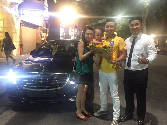 Tuấn Hưng cùng vợ con ra nhận bàn giao chiếc xe sang Mercedes-Benz S400