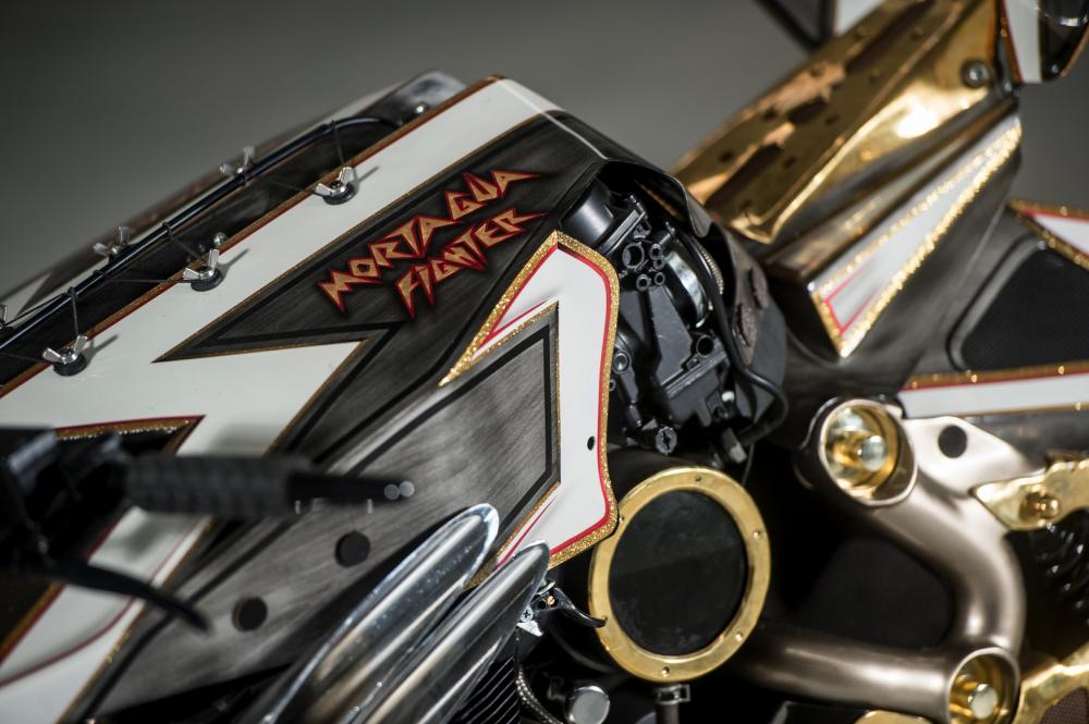 Tên xe được khắc ở bình xăng