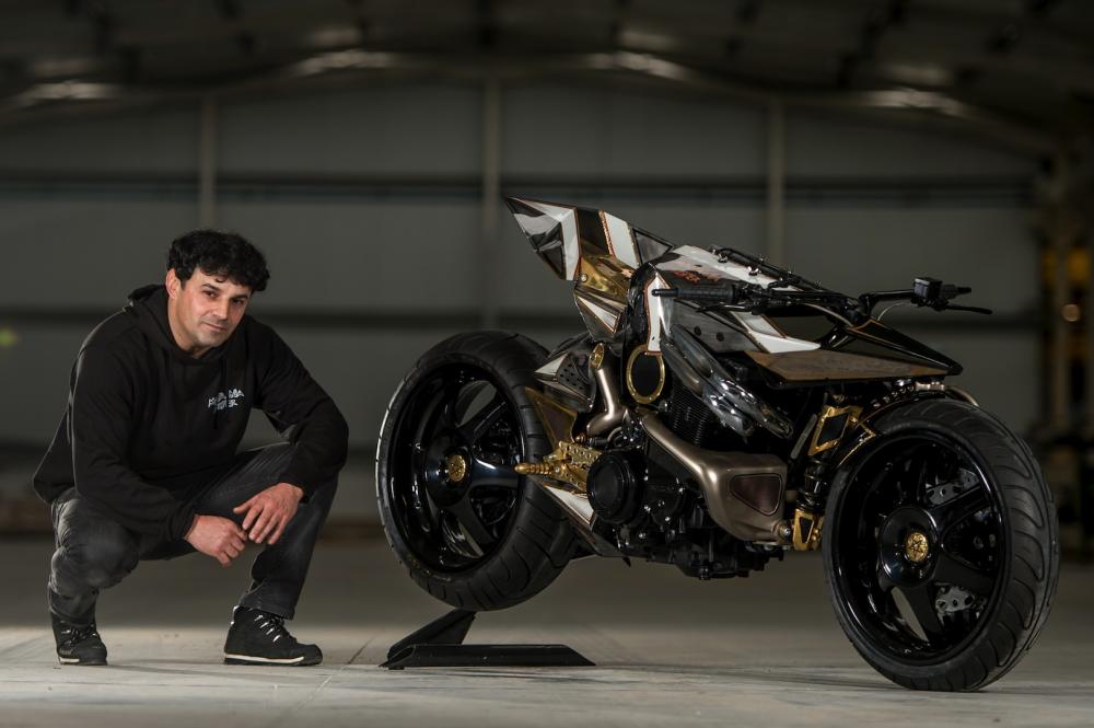 Carlos Rodrigues bên cạnh chiếc Mortagua Fighter 8