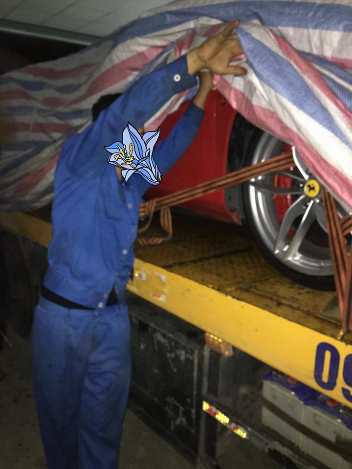 Chiếc Ferrari 488 GTB màu đỏ của Tuấn Hưng đang được trùm bạt để vận chuyển về lại Hà Nội Chiếc Ferrari 488 GTB màu đỏ của Tuấn Hưng đang được trùm bạt để vận chuyển về lại Hà Nội