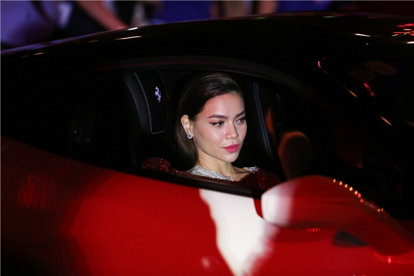 Trong live concert của Noo Phước Thịnh vào ngày 12/11/2016, nữ hoàng giải trí xuất hiện trên chiếc siêu xe Ferrari 488 GTB của Cường Đô-la