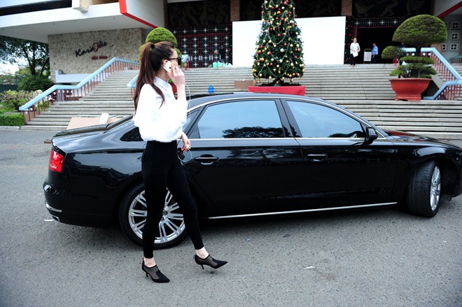 Hồ Ngọc Hà ăn mặc sành điệu bên cạnh chiếc Audi A8L