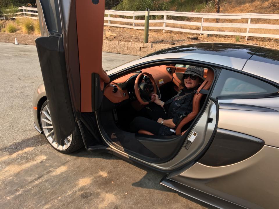 Nữ doanh nhân cùng siêu xe McLaren 570S