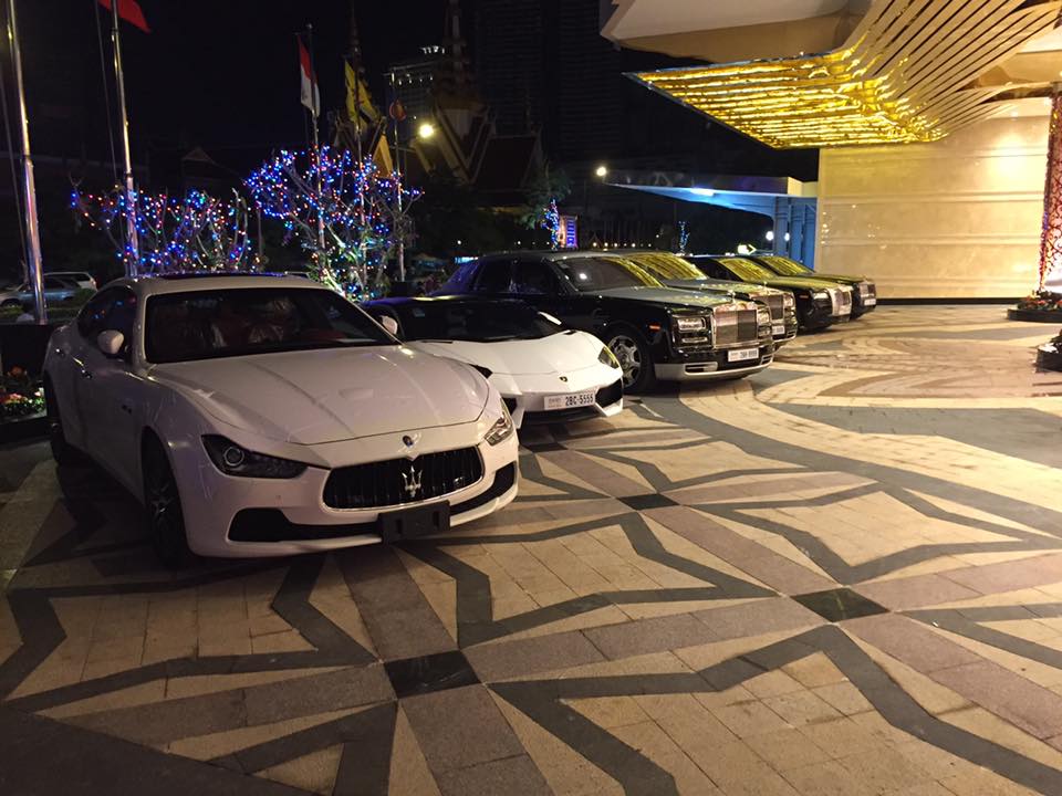 Choáng với dàn siêu xe và xe Rolls-Royce biển tứ quý xếp hàng dài tại casino Campuchia
