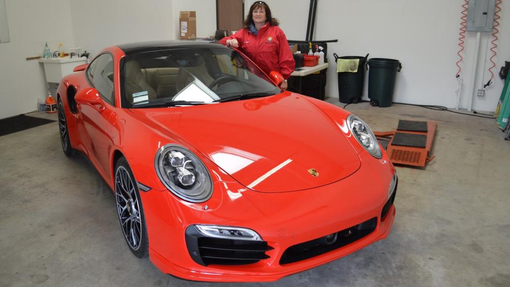 Lisa Taylor rất hay diện áo tông xuyệt tông với màu sơn của những chiếc Porsche