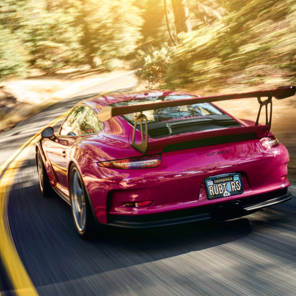 Porsche 911 GT3 RS có bộ áo màu hồng rất hay được nữ doanh nhân Lisa Taylor sử dụng