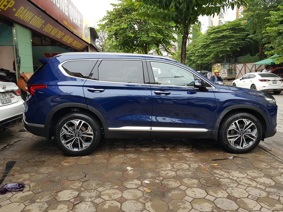 Hyundai Santa Fe 2019 “thả dáng” trên phố Hà Nội khiêu khích người dùng