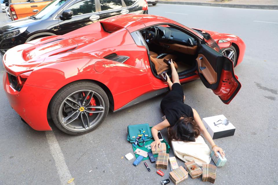 Bà chủ showroom xe sang bên chiếc Ferrari 488 Spider